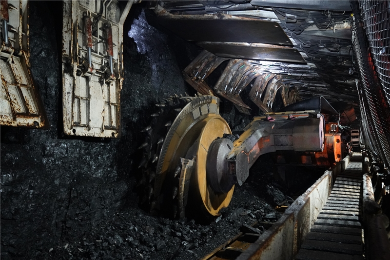 山西焦煤西山煤電斜溝礦綜採隊18106智能化工作面採煤機正在高速運轉中。