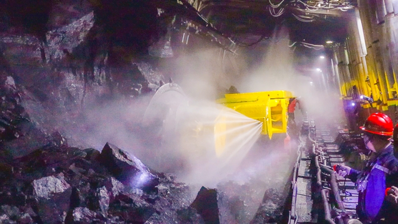 在山西焦煤山煤國際霍爾辛赫煤業3803工作面，員工通過機械化、智能化採煤設備，實現了安全高效生產。