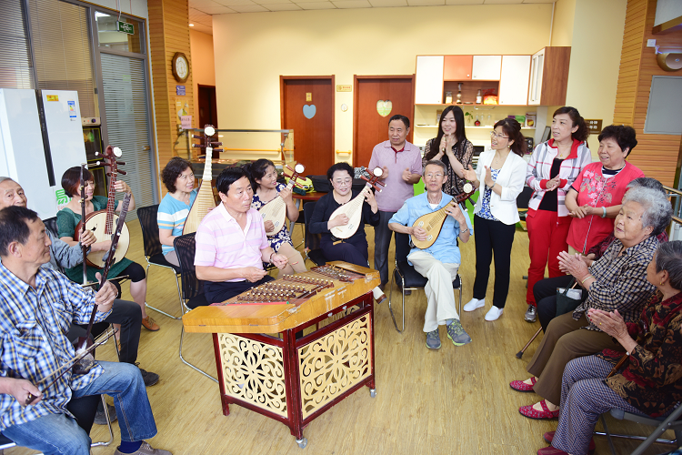 起凤街社区退休乐队为养老服务中心长者表演节目。