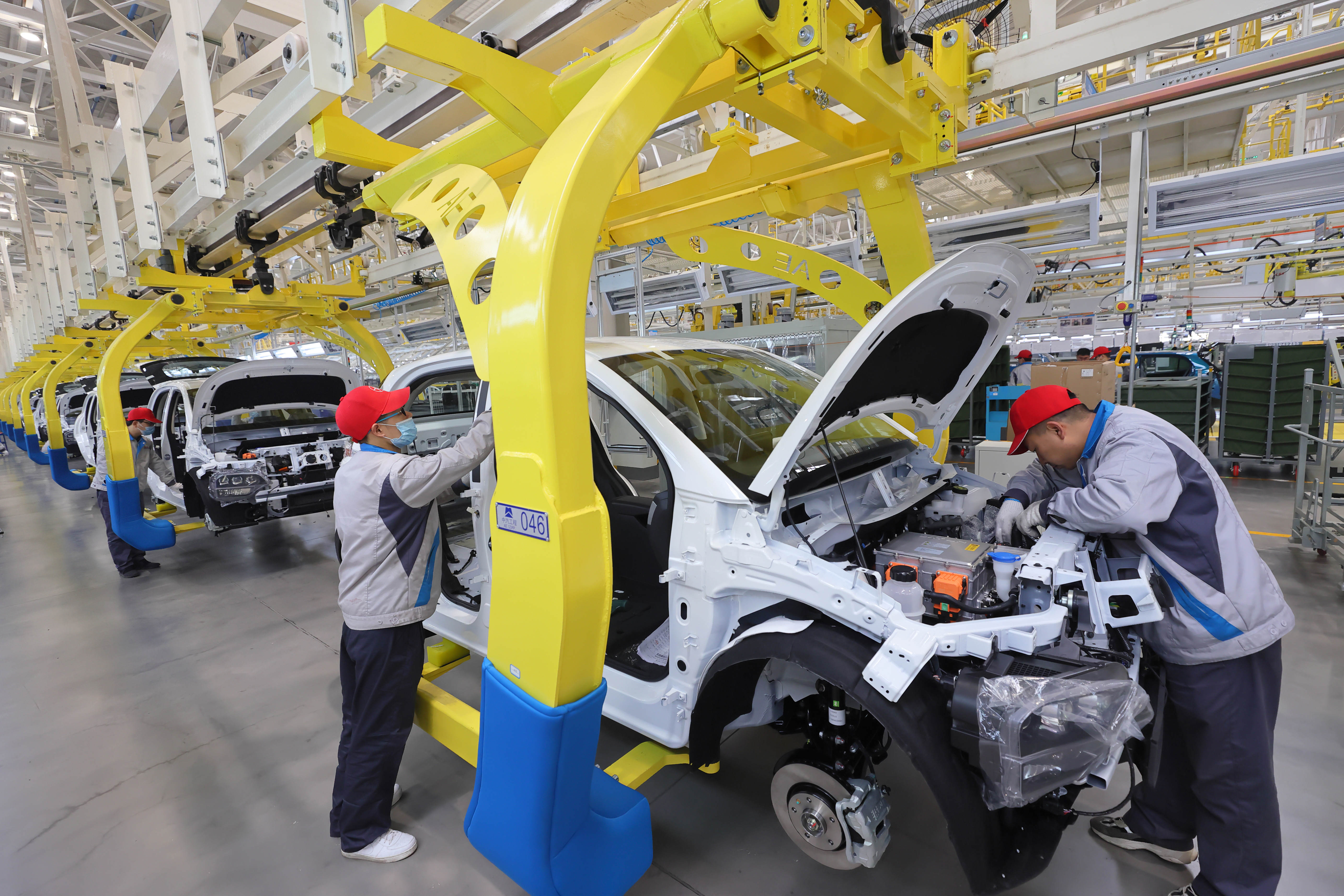 大運集團新能源汽車生產線正在組裝純電動汽車。閆鑫 攝