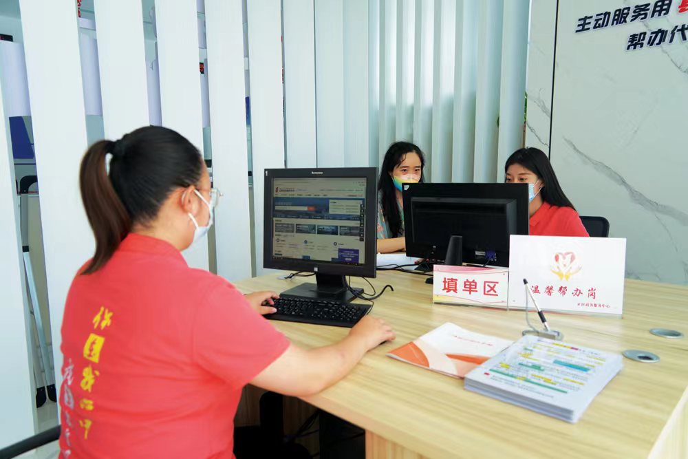 提供免费帮办代办服务。图片由矿区审批局融媒体提供
