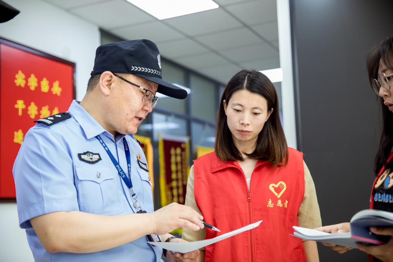 警格+网格 汇丰派出所所长阴剑兵了解志愿者工作 王霜红摄