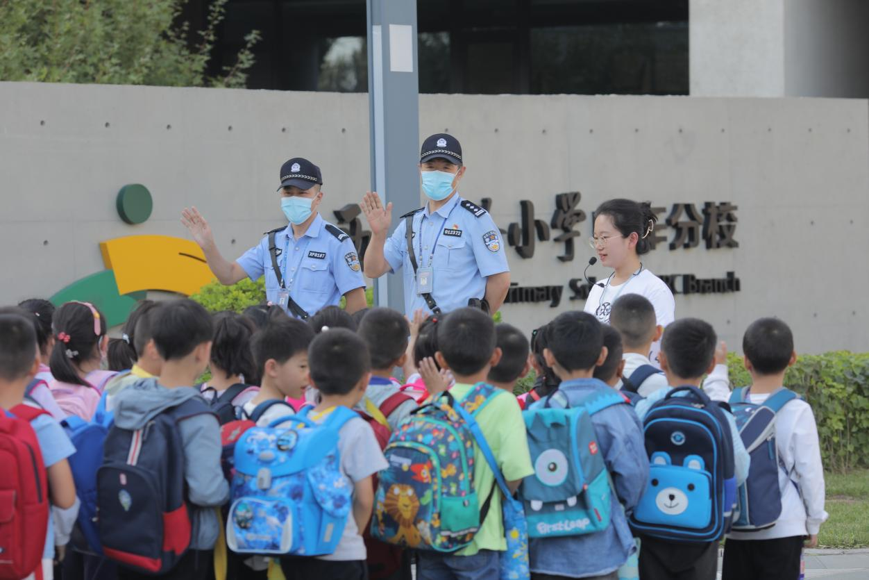 杏花岭分局巨轮派出所民警站好“护学岗” 。王霜红摄