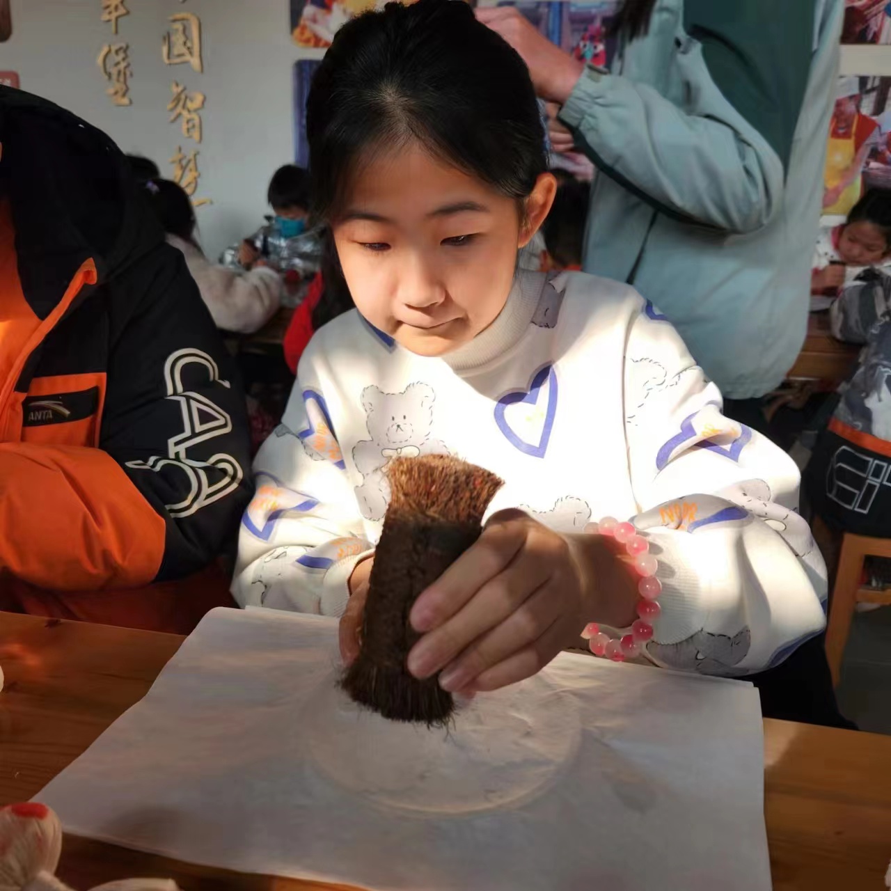 在张壁古堡研学的“堡贝”学习“朱砂拓福”  摄影 张桦