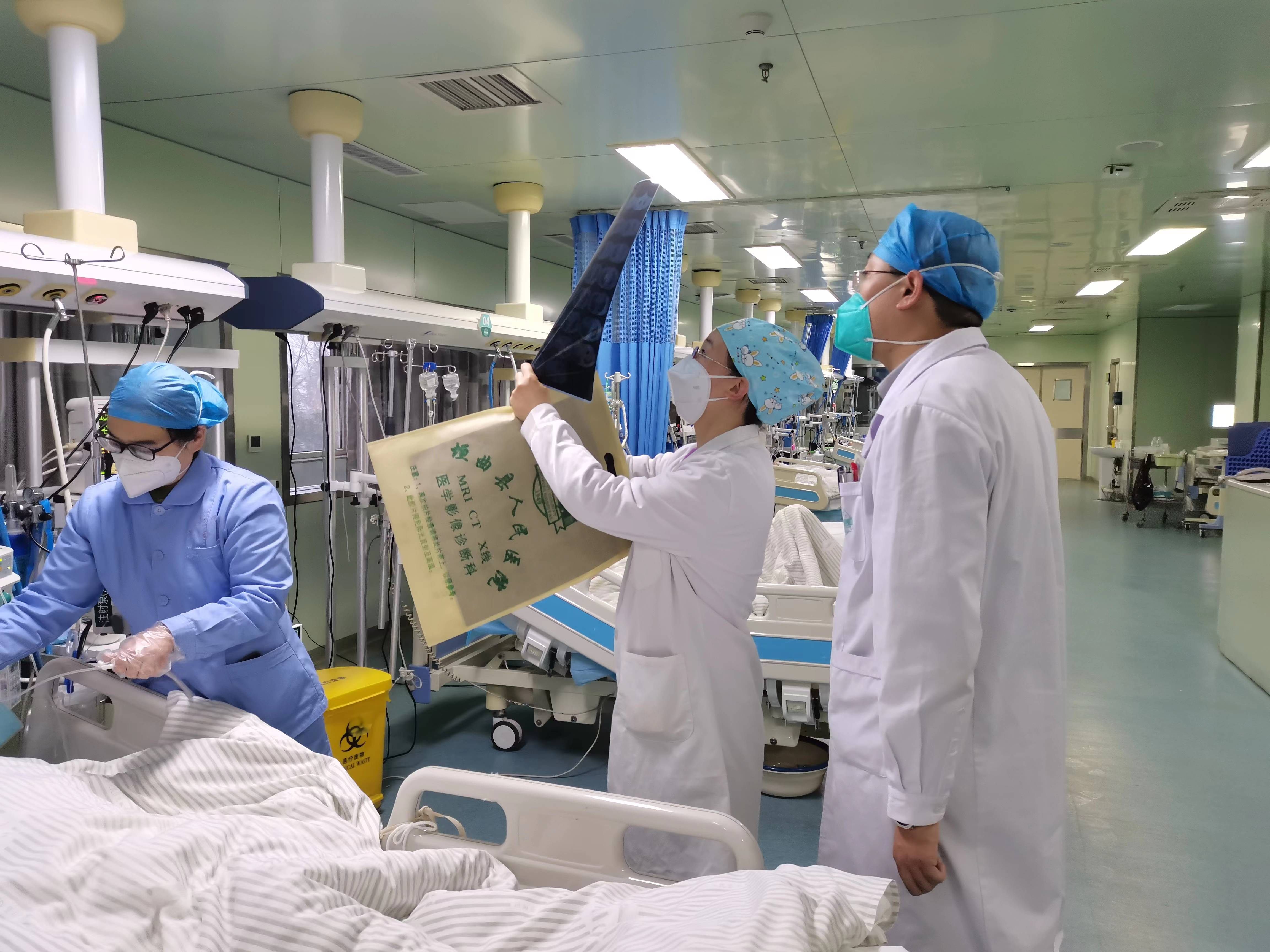 1月13日，山西省肿瘤医院重症医学科医生在垣曲县人民医院，指导重症患者的治疗。山西省卫健委供图
