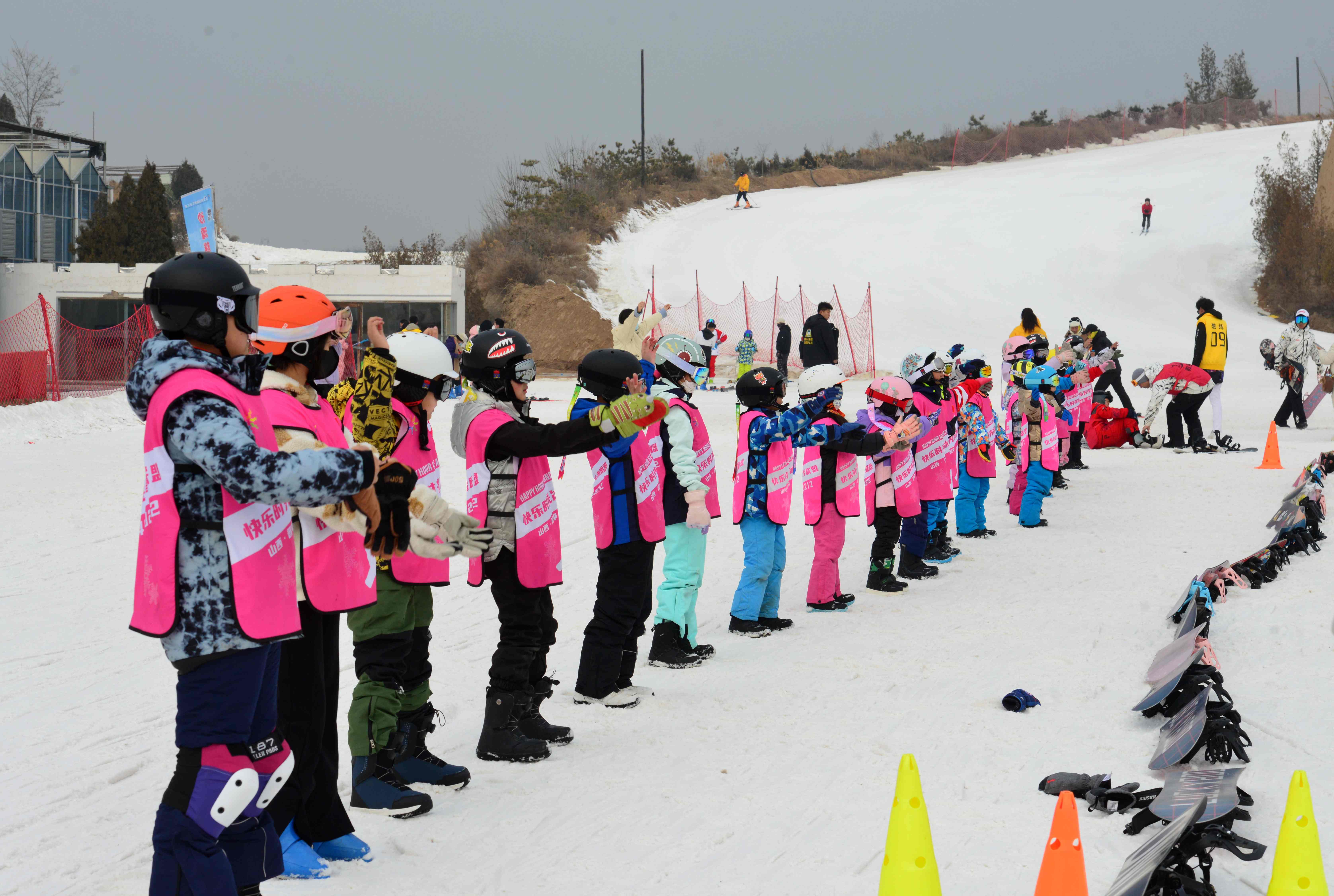 圖為九龍國際滑雪場上正在訓練的孩子們。連正 攝