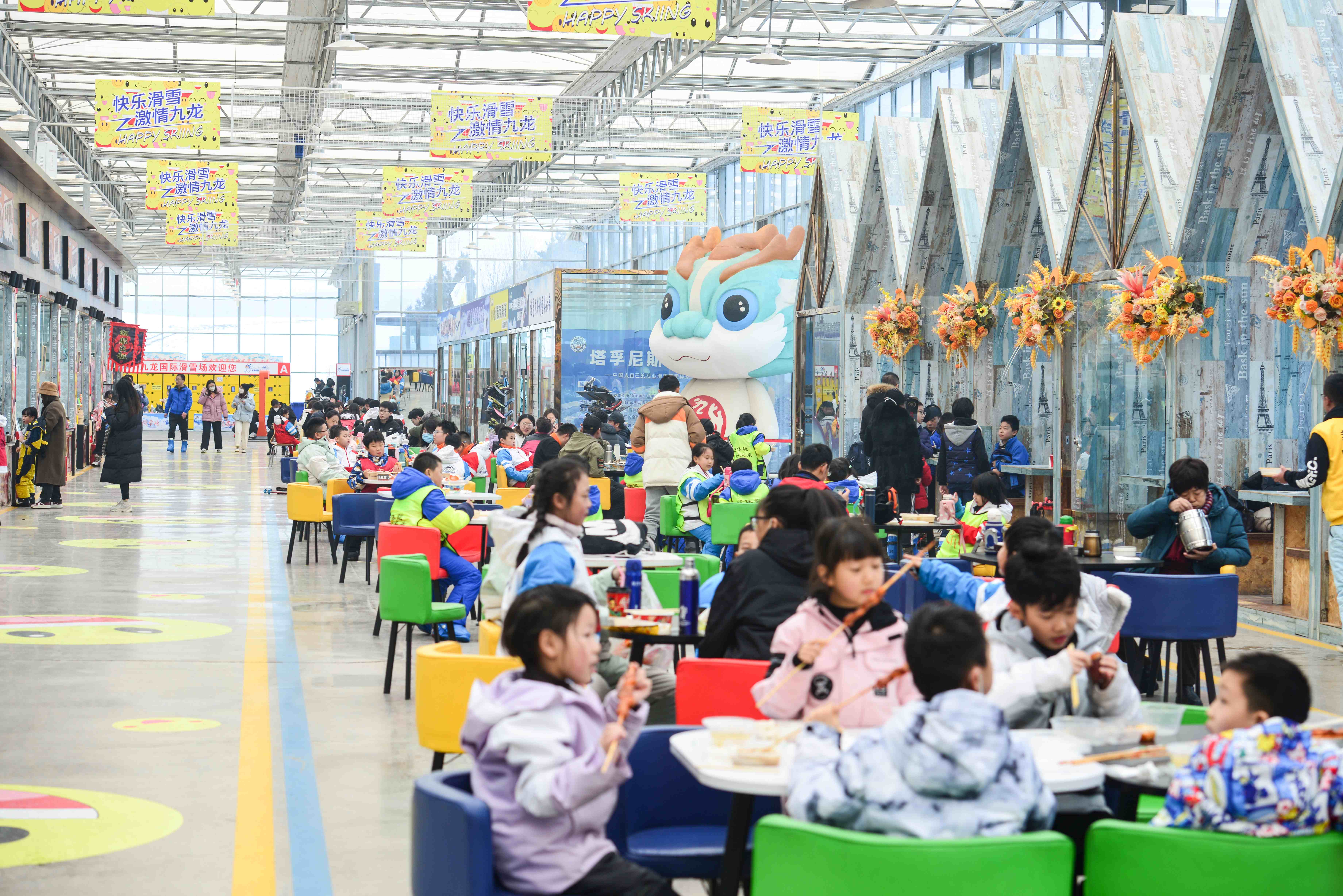中午時分，九龍國際滑雪場共享商業街上正在吃午餐的孩子們。連正 攝