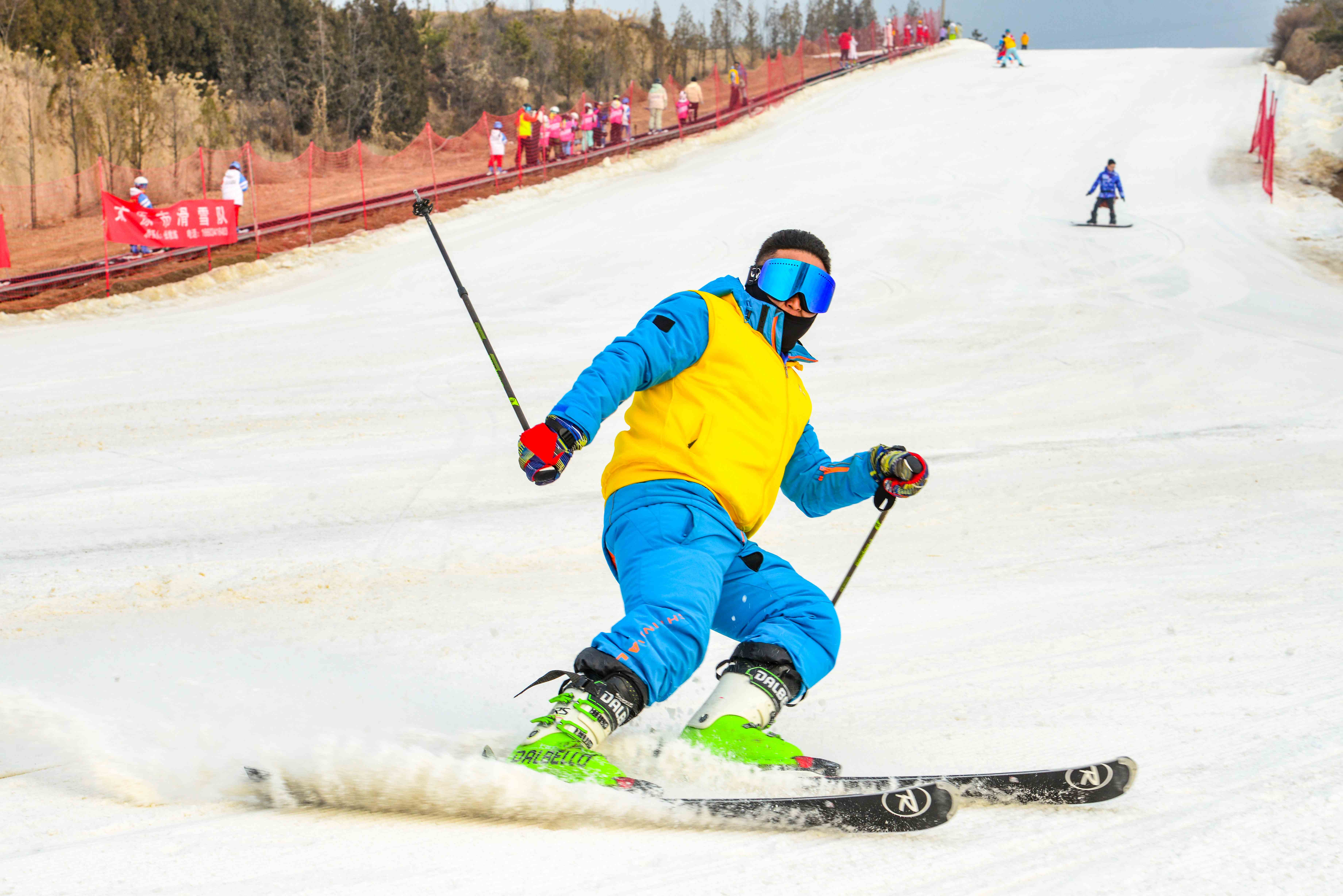 圖為九龍國際滑雪場上的滑雪愛好者。連正 攝