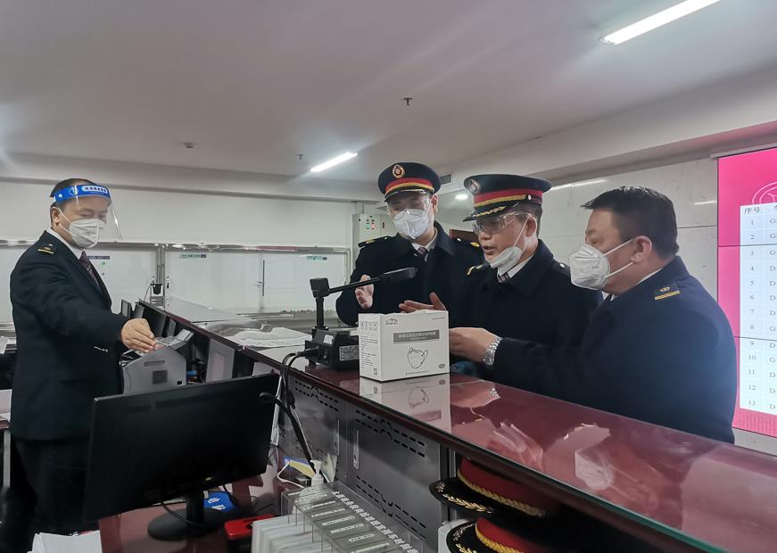 司机范志成在测酒仪前进行酒精检测。