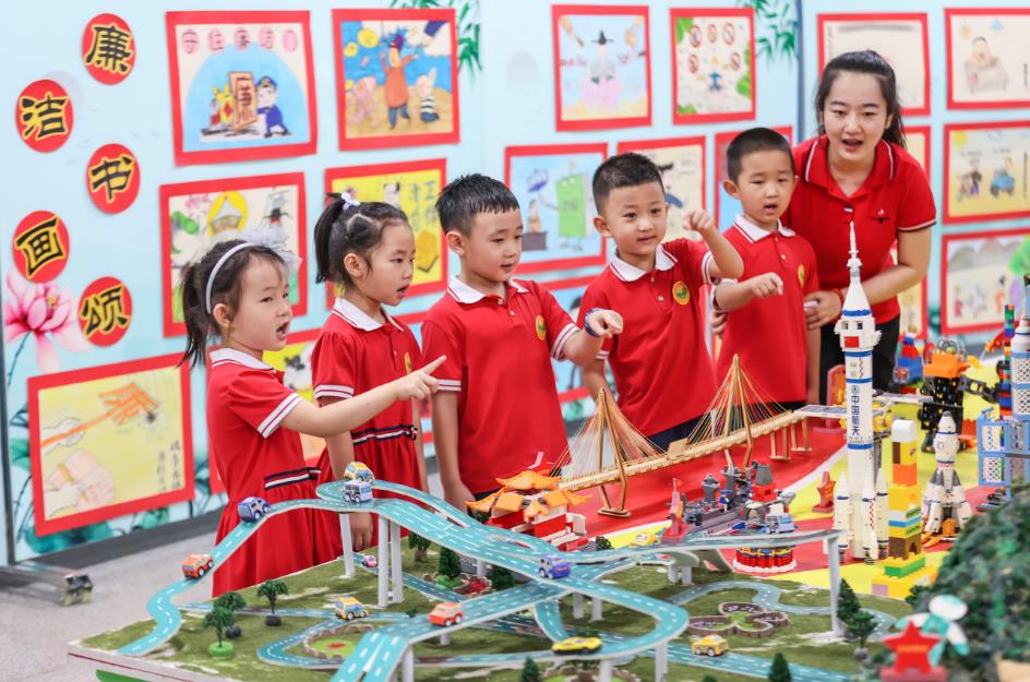 万荣县实验幼儿园通过开展爱国主题航模，启蒙爱国意识