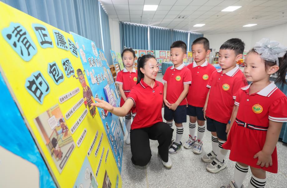 图三  万荣县实验幼儿园教师一名教师正在给孩子们讲述廉政故事。