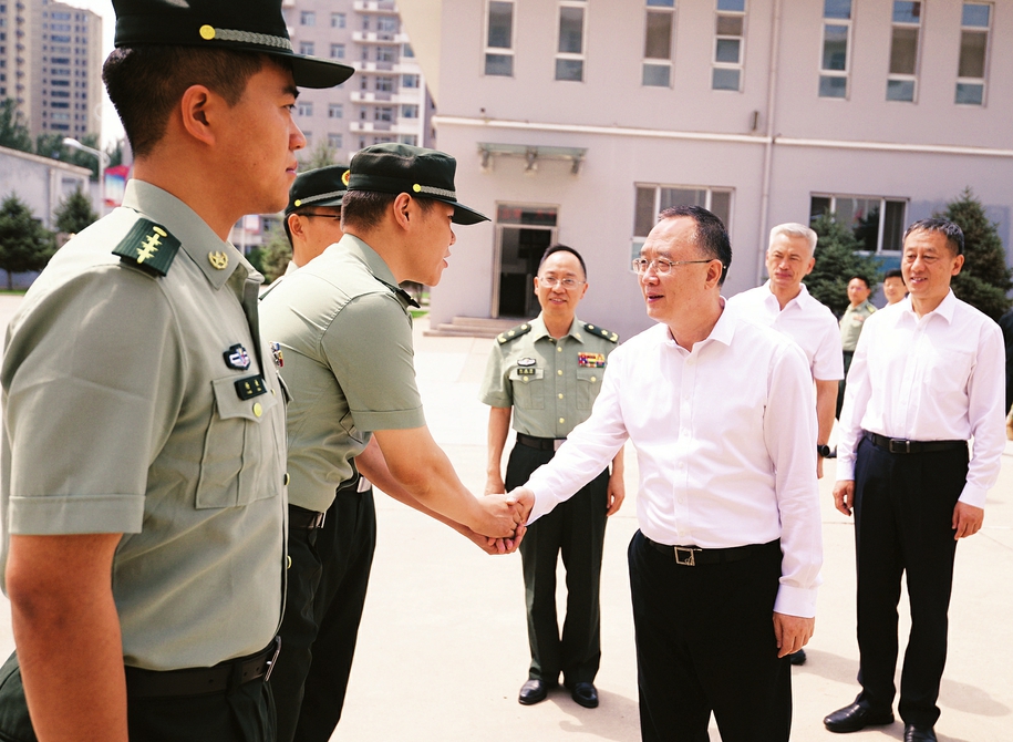 在八一建军节来临之际，7月27日，省委副书记、省长金湘军深入63710部队驻晋某部走访慰问，代表省委、省政府向驻晋部队广大官兵致以节日问候。记者李兆民摄