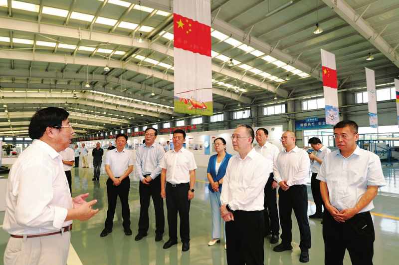 8月8日上午，省委副书记、省长金湘军来到大同通用航空器研发制造基地，认真听取基地建设等情况介绍，察看大同轻型飞机制造有限公司C42E固定翼飞机生产线，及山西维顶装备、长鹰蜜蜂飞机制造、航源众诚动力、大同航空动力等入园企业产品技术展示。 记者李兆民摄