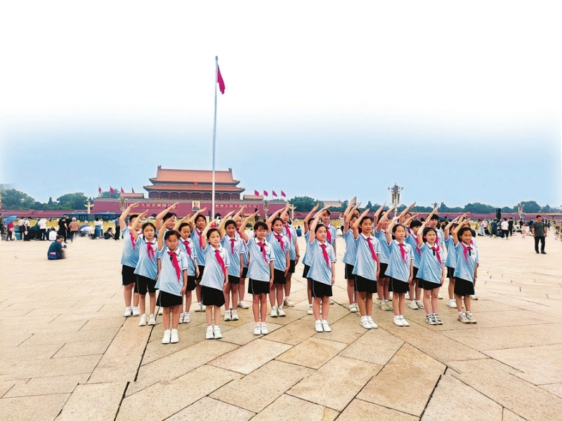 汾陽市禹門河小學“禹之聲”合唱團的孩子們在北京天安門廣場合影留念。