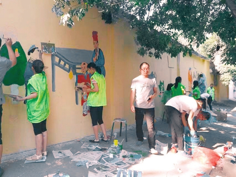 孝義中學領導力社團的同學在進行環保志願活動。