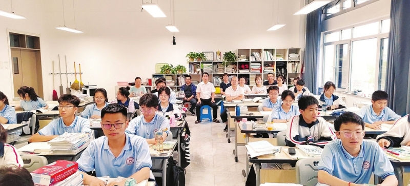 賀昌中學高二年級組開展聽評課活動。