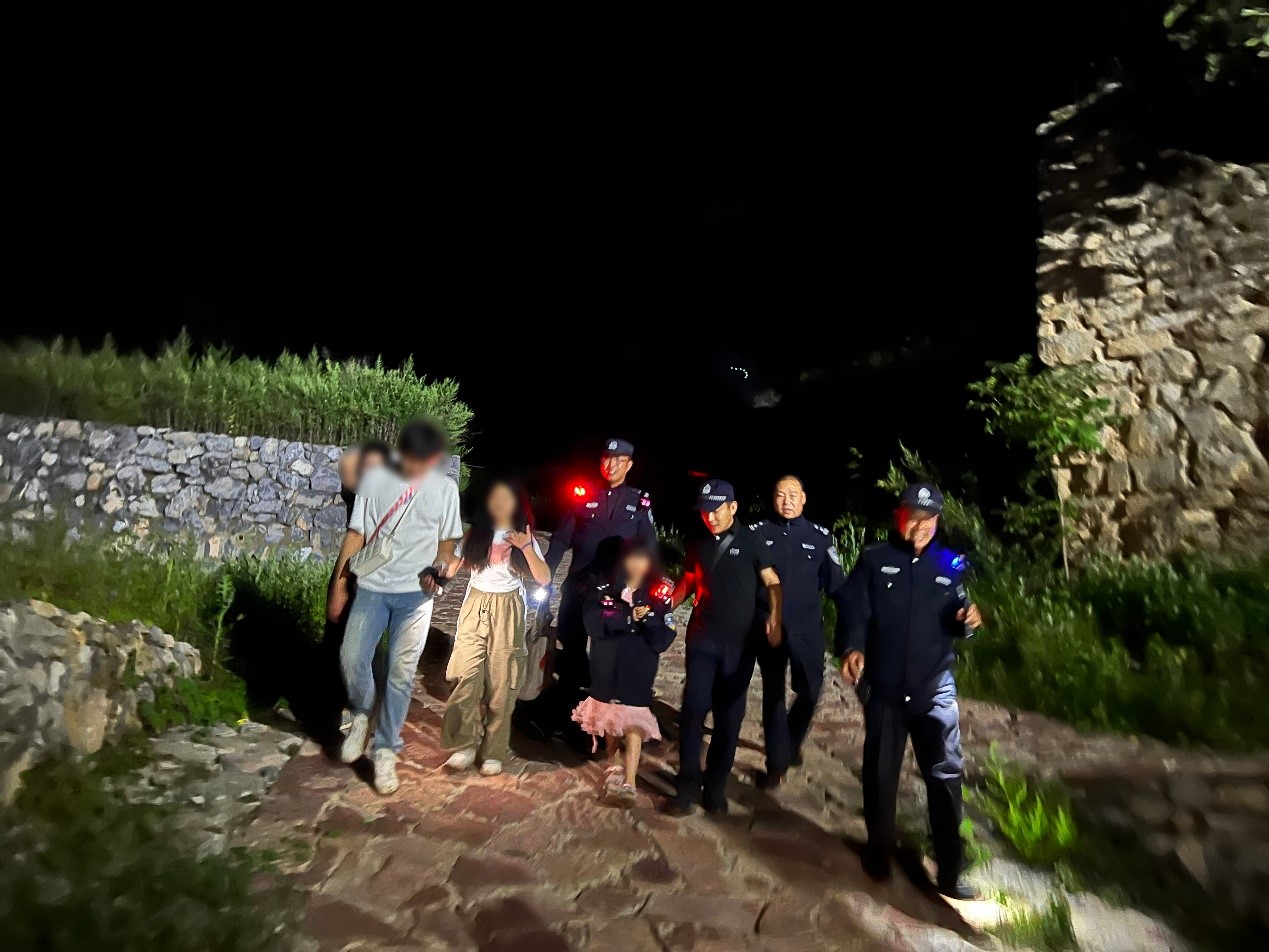 被困游客下山時拍攝。派出所供圖
