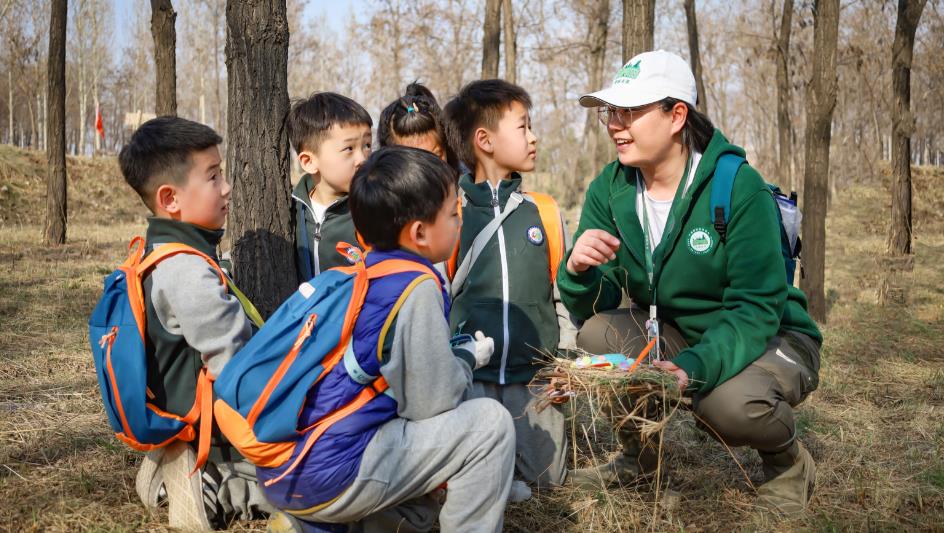 在教育营地，孩子们走出教室感知大自然之美。图片由阳曲县委宣传部提供