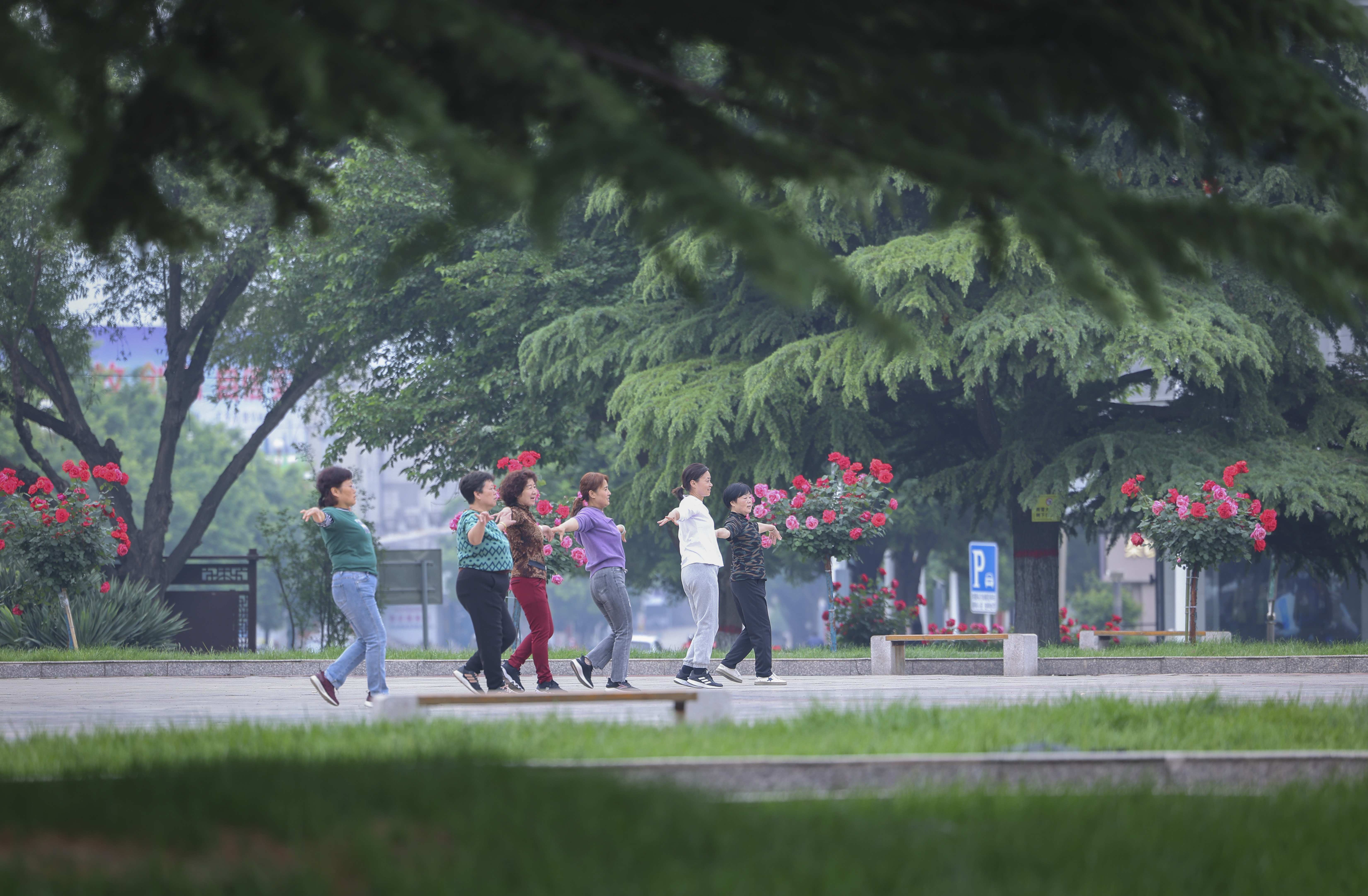 侯马市民在公园内锻炼身体。
