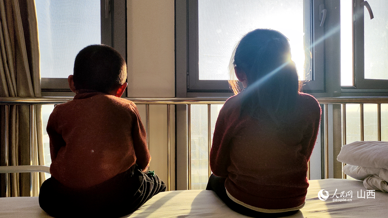 11月28日，曲珍和昂拥坐在窗前。人民网记者 焦搏文摄