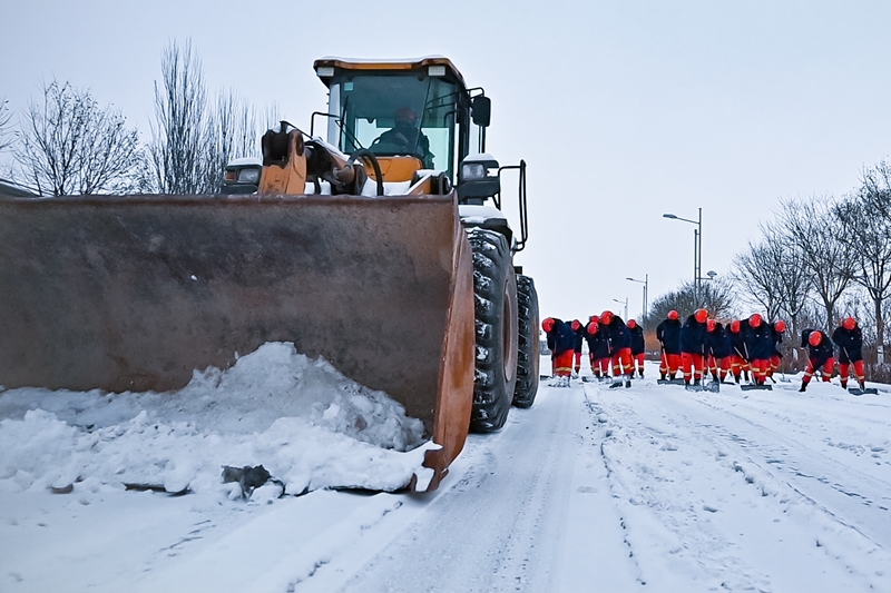 消防员使用“大型机械+人工作业”的方式开展扫雪除冰。