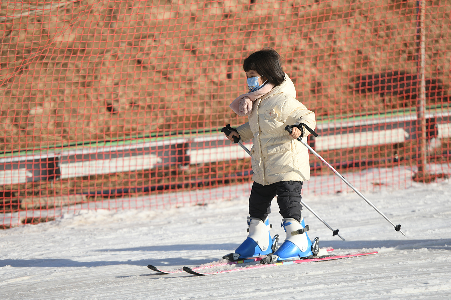 小朋友在呂梁市離石區信義鎮千年冰雪樂園滑雪。