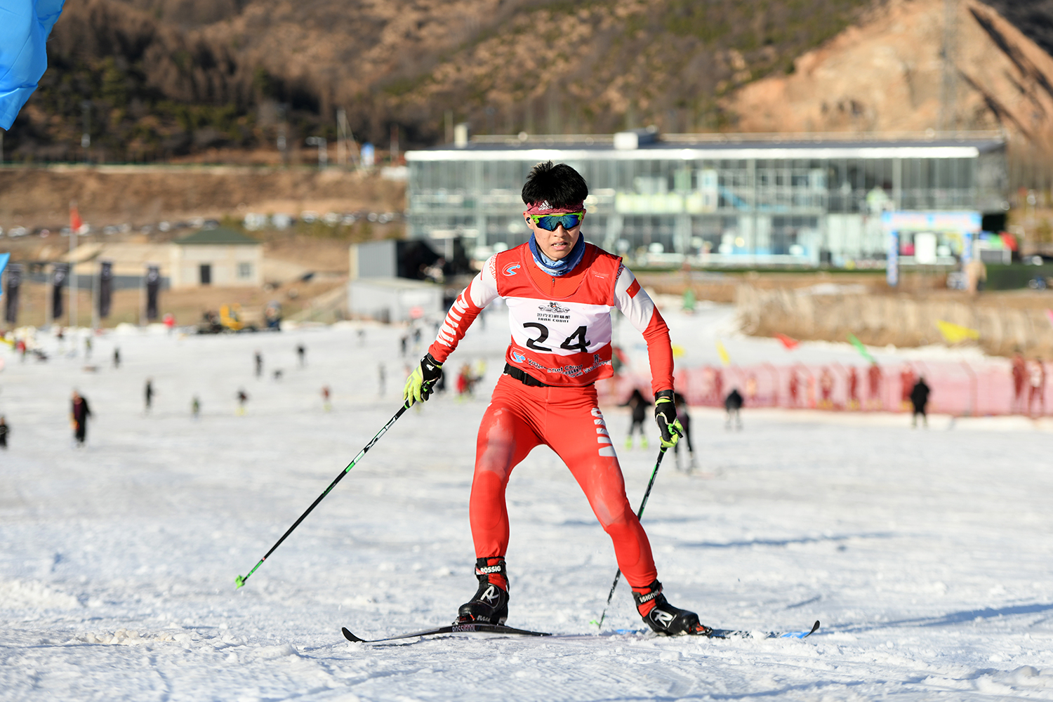 呂梁市體育運動學校越野滑雪隊的學生在千年景區滑雪場進行滑雪訓練。 