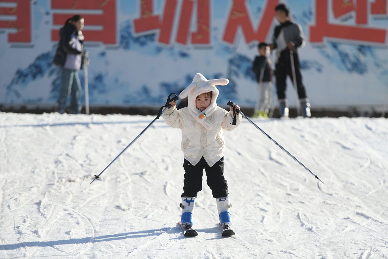 小朋友在呂梁市離石區信義鎮千年冰雪樂園滑雪。