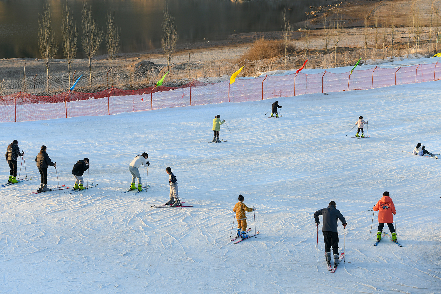 滑雪者在雪道上練習、滑行。