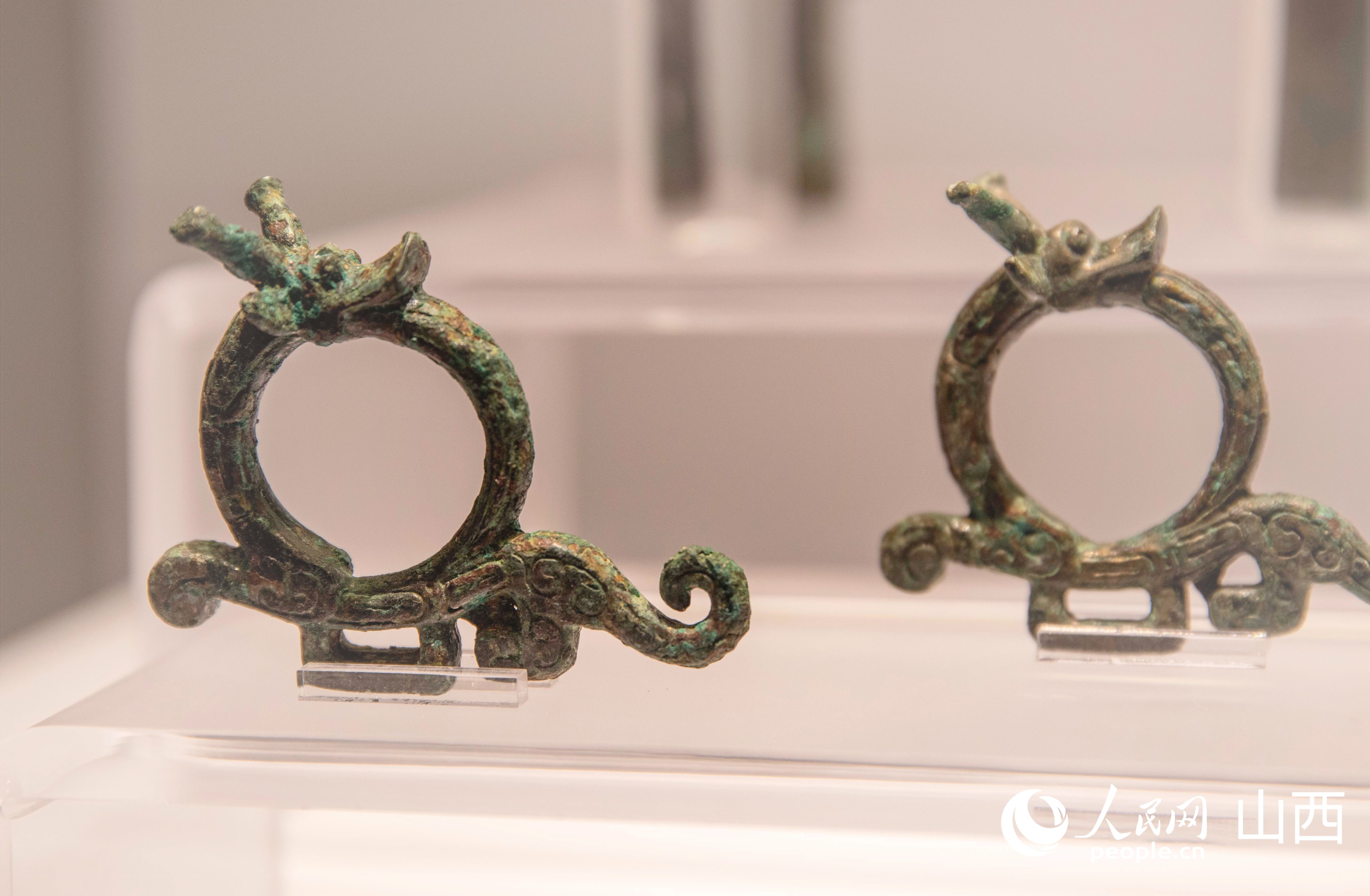 西周时期龙形铜环饰品。人民网记者 王帆摄