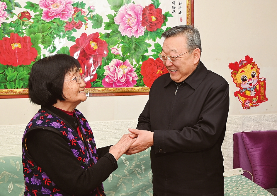 农历龙年春节来临前夕,省委书记、省人大常委会主任唐登杰在太原市看望慰问老党员、军烈属和困难职工,代表省委、省政府向全省广大党员干部群众送上诚挚问候和新春祝福。记者史晓波摄