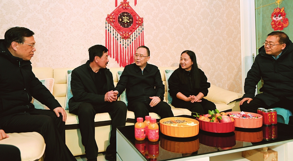 在龙年春节到来之际，近日，省委副书记、省长金湘军在吕梁看望慰问老党员和困难群众，检查节日市场，向全省人民致以诚挚问候和美好祝福。记者阮洋摄