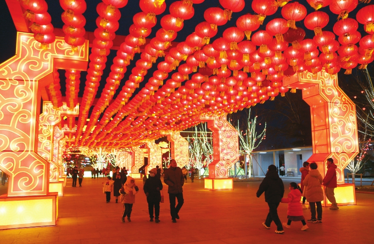 2月14日,晋城市城区,游客们在南大街上观赏彩灯。段贺鹏摄