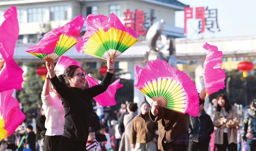 2月16日,在河津龙门广场,市民载歌载舞。李虎威摄