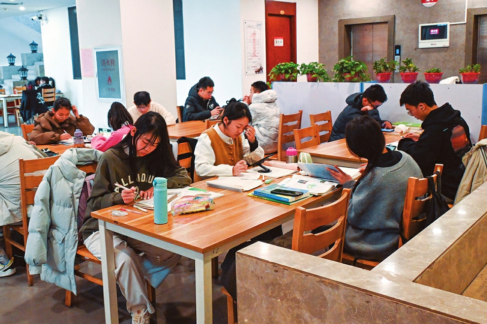 2月16日,市民在平遥县图书馆读书学习。春节期间,不少市民走进图书馆、书店充电,为新的一年做好准备。梁生仁摄