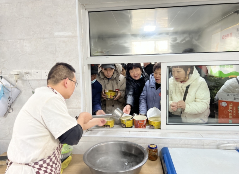 汾阳西收费站工作人员为滞留旅客提供热水。受访单位供图