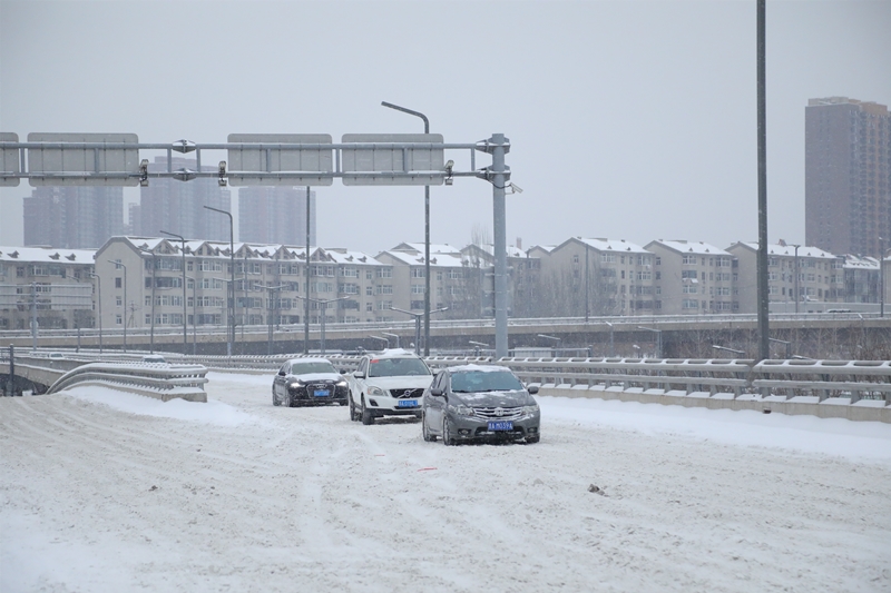 太原市遭遇強降雪，路面積雪難行。王帆 攝