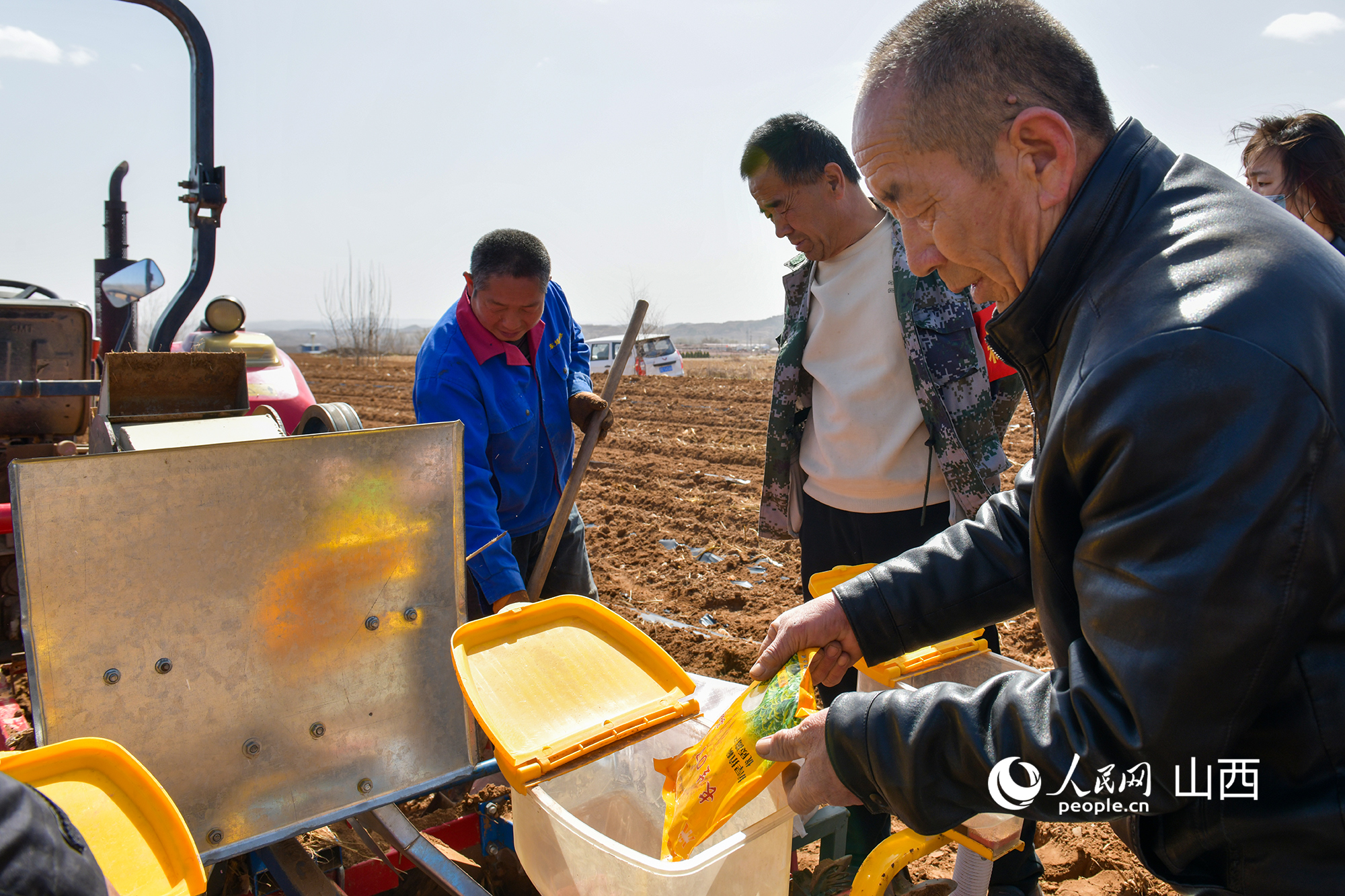 3月28日，长治市沁县罗卜港村村民抢抓时机播种谷子。人民网记者 焦搏文摄