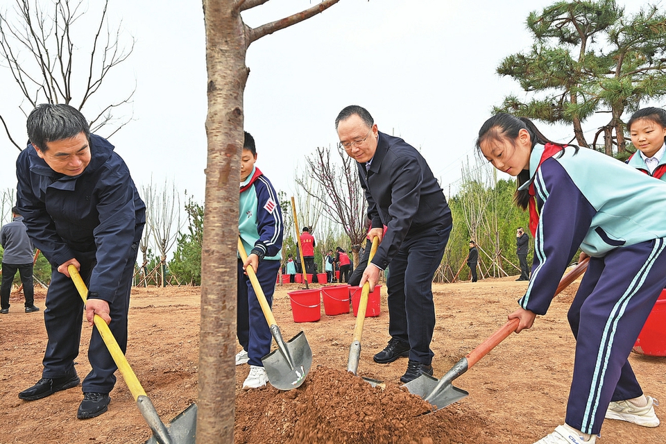 4月9日上午，省委副书记、省长金湘军来到太原市北山生态园植树点，与省城干部群众、少先队员一起参加义务植树活动。记者阮洋摄