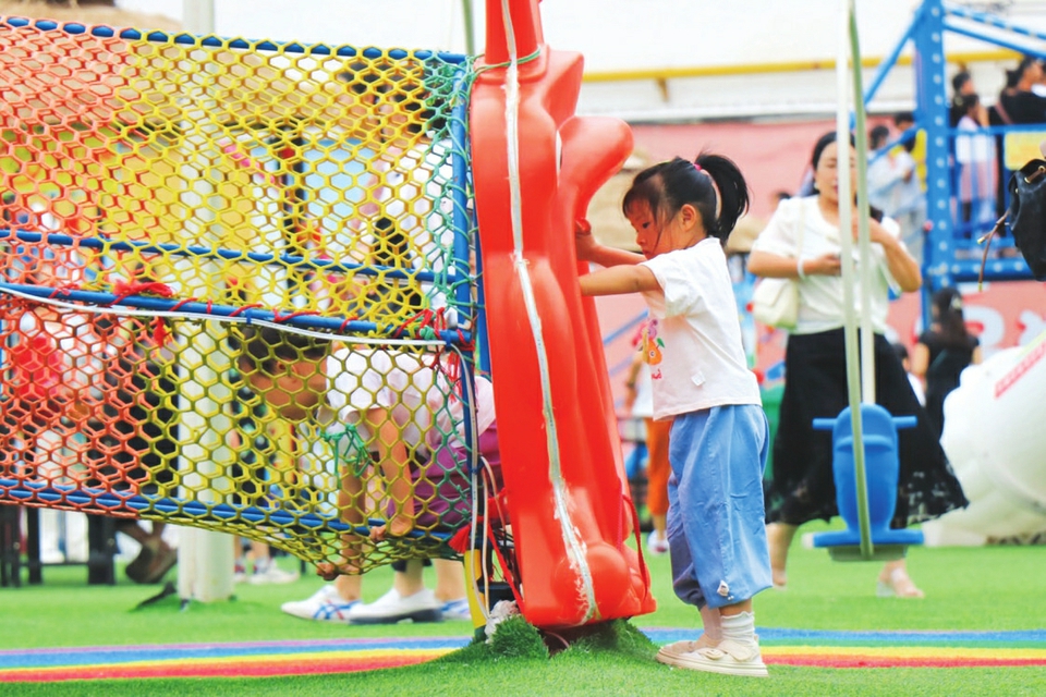 6月1日，正值“六一”儿童节，长治市一游乐场内，孩子们正在畅快地玩耍，享受无忧无虑的童年时光。杨晨玉摄