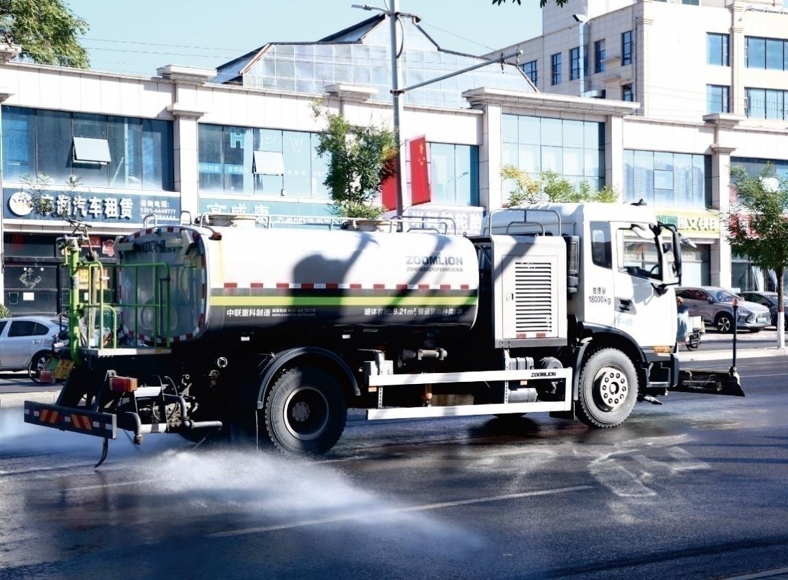 機掃車進行道路濕掃和沖洗路面。來源：太原市城鄉管理局