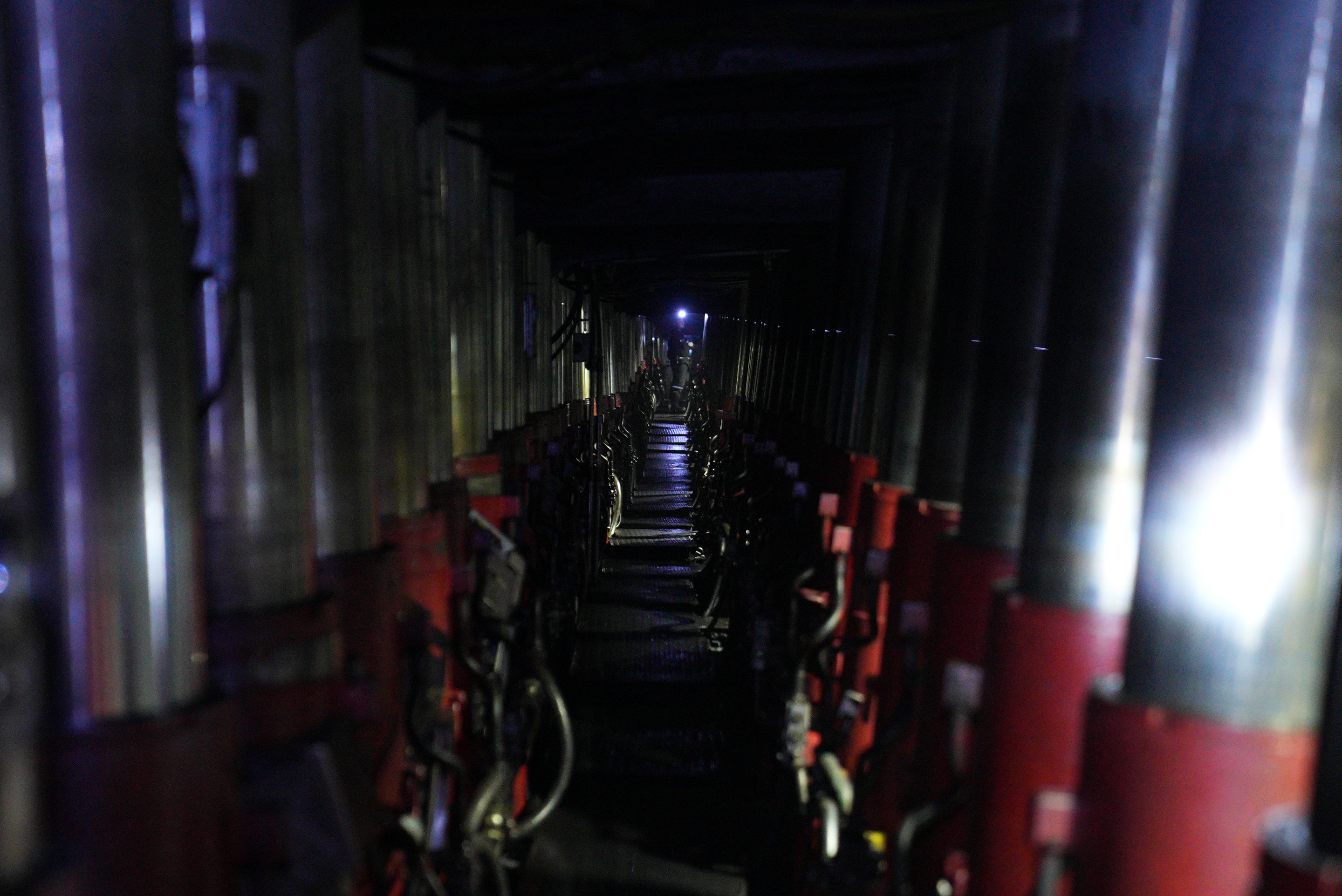 液压立柱撑起采矿工作空间。摄影：唐宋