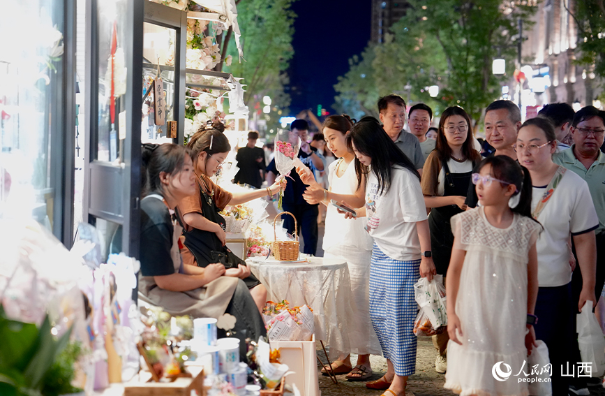 夜晚的钟楼街人来人往。人民网记者 董童摄