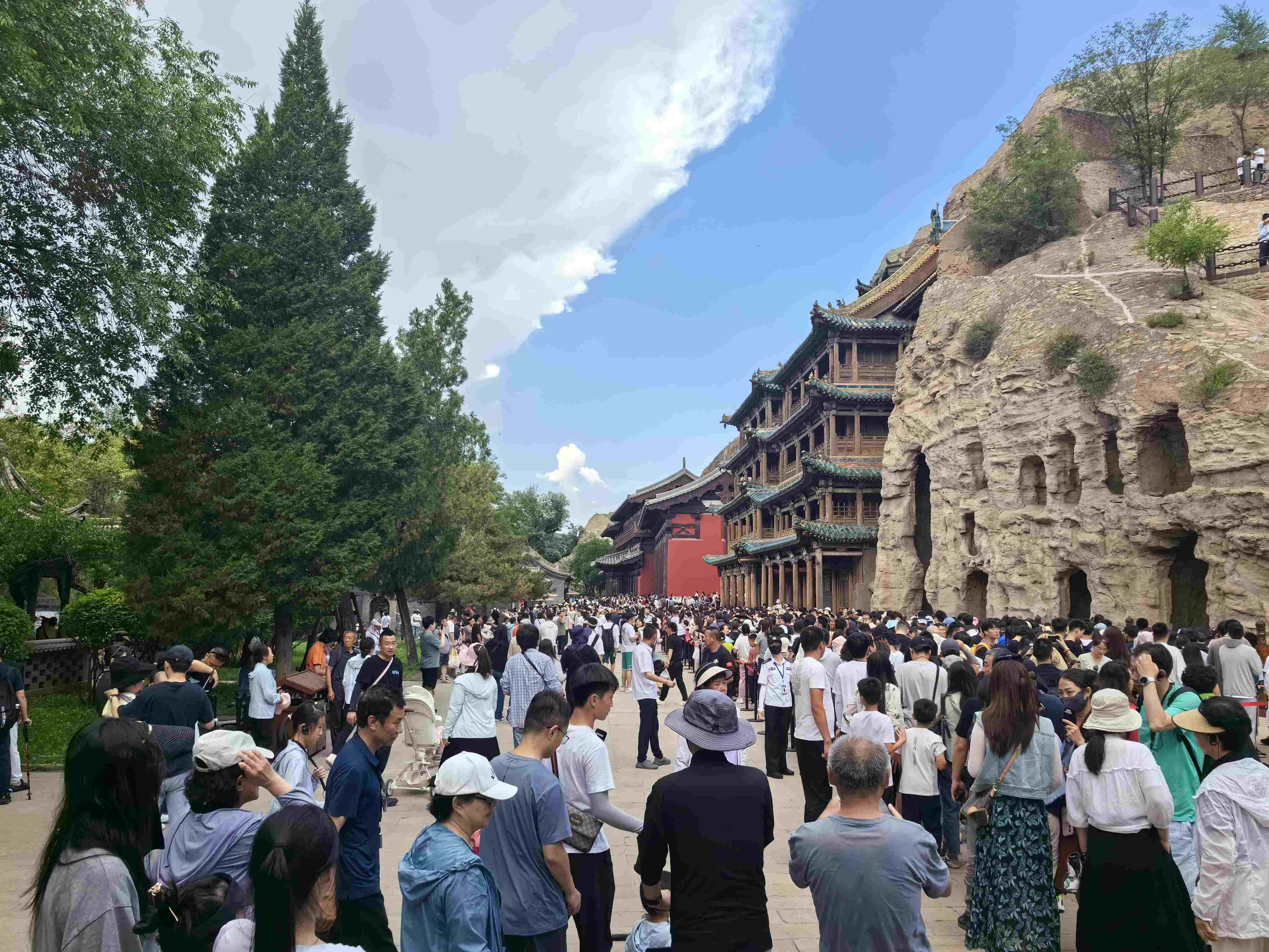 夏日裡的雲岡石窟景區。人民網 武笑攝