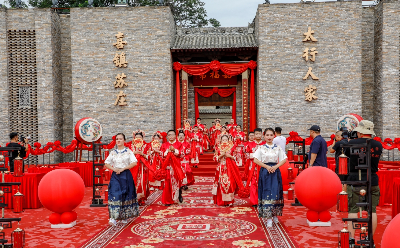 “喜鎮(zhèn)蘇莊”舉辦集體婚禮。文環(huán)攝