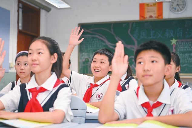 太原市迎泽区桃南小学开学首日，学生们积极互动。申晋光摄