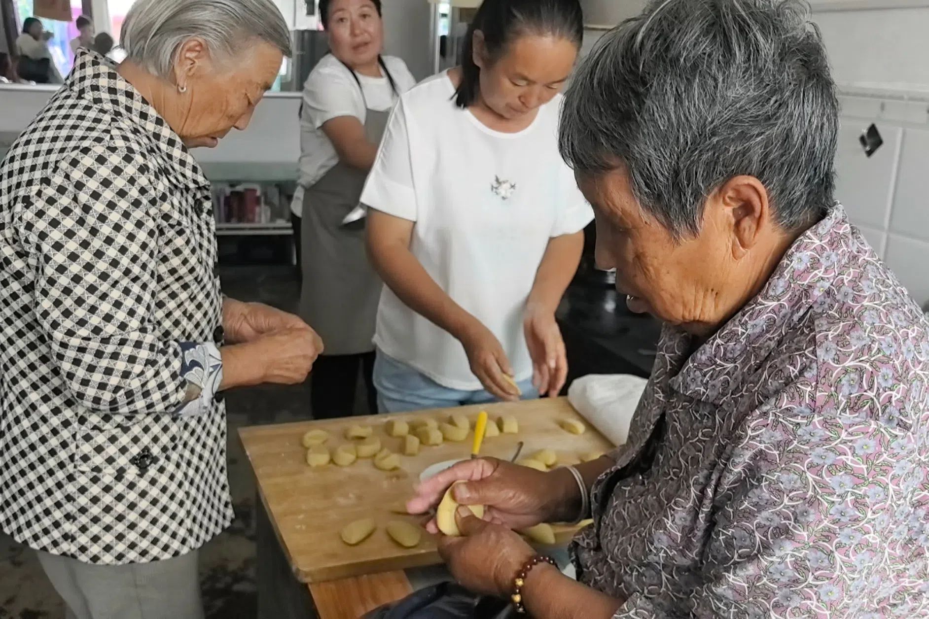 在中阳县前岔沟村“好邻居助老小院”，老人们聚在一起准备晚饭。人民网 王晏如摄