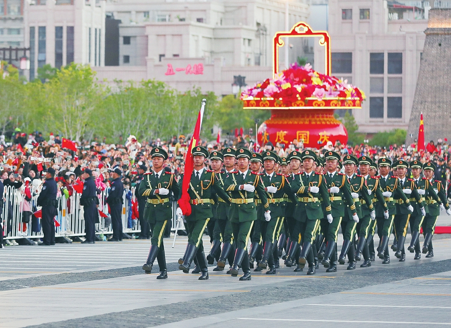 10月1日，在省城五一广场，国旗护卫队迈着铿锵有力的步伐向前行进。记者王瑞瑞摄