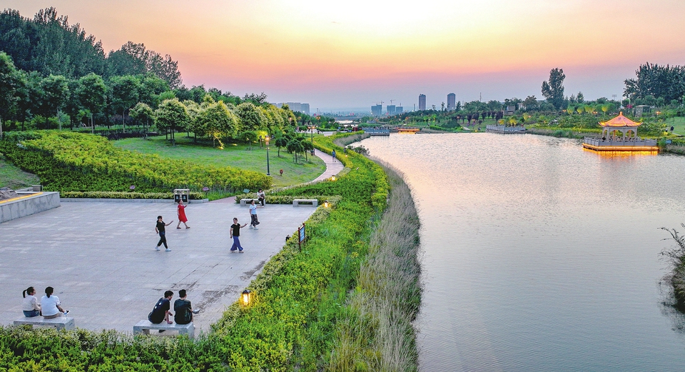 市民在夏縣白沙河濕地公園休閑健身。金玉敏攝