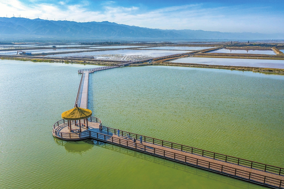 運城鹽湖景區觀光木棧道美景如畫